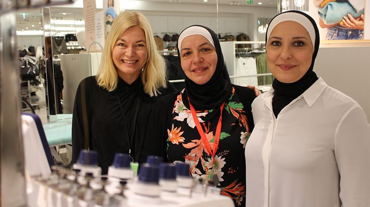 Heléne Blennermark Zendegani, Najah Khodr och Dina Chebbo i H&Ms syateljé i Nordstan.