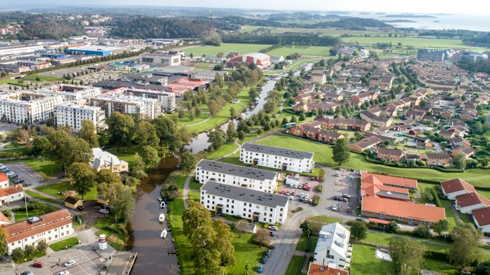  "Det är kul att vi redan nu är uppe i över 500 beviljade bygglov för bostäder. Kungsbacka växer som planerat och i år kommer vi att nå bostadmålet med råge".