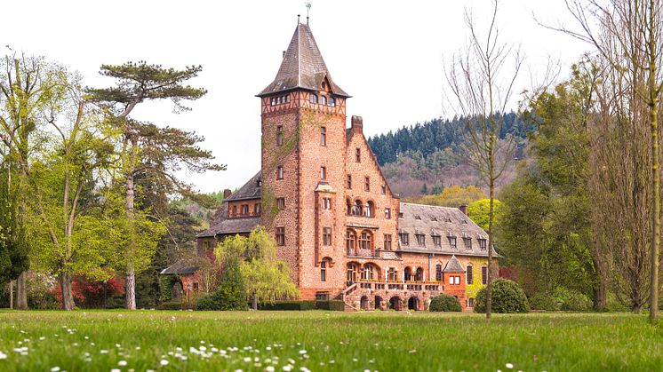 Rooms in the exclusive Villeroy & Boch guesthouse can be booked on Booking.com: Saareck Castle in Mettlach attracts guests from all over the world