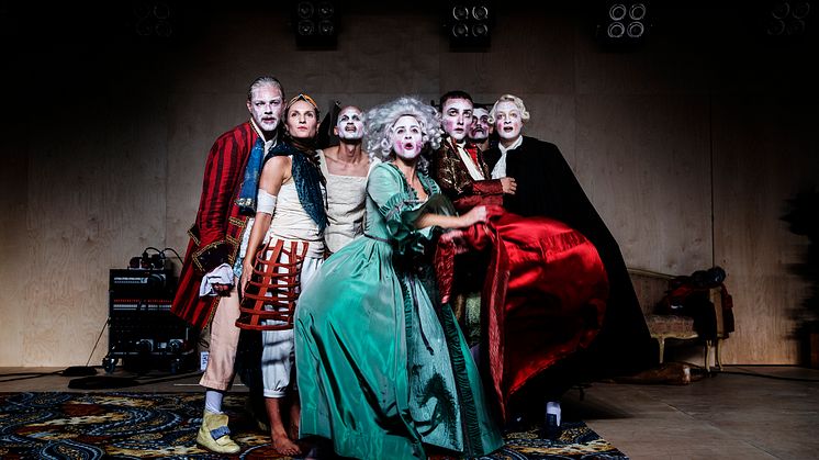 Gustav Berg, Sophie Augot, Jernej Bizjak, Emma Mehonic, Einar Bredefeldt, Javier Perez Perez och Karin Li Körsbärsdal medverkar i Drottningens juvelsmycke (Sasha Becker och Annika Kofoed saknas på bilden). Foto: Emmalisa Pauly. 