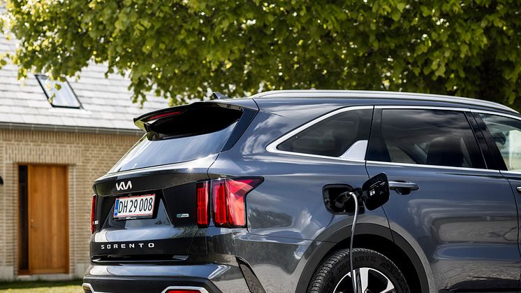 Kias populære 7-personers SUV med plug-in hybrid drivline kan fås fra kr. 472.763, -