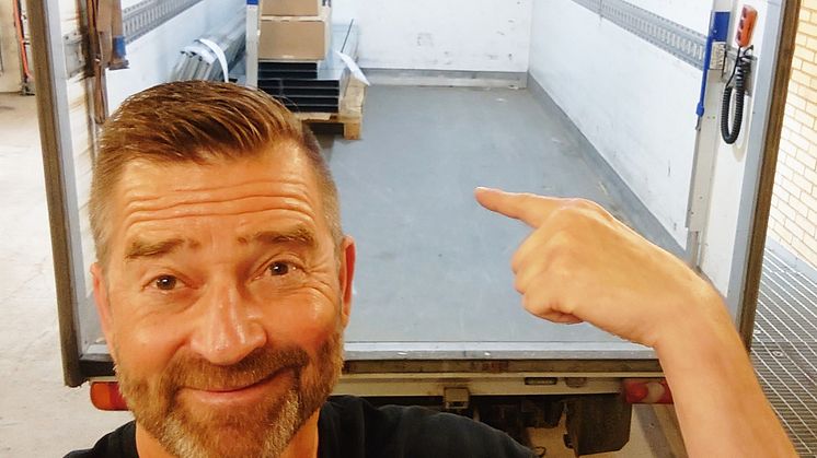 PackBuds vd Mattias Sjunnesson visar ett ledigt fraktutrymme som kan matchas med beställarnas behov via företagets digitala marknadsplats.