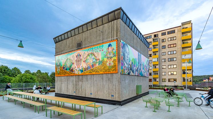 Urban park, Fittja. Långbordet, i samarbete med White Arkitekter. Korg, design Thomas Bernstrand. KONSTKUBEN av Fittjabor. Konstnärlig ledare Saadia Hussain, Botkyrkabyggen 2015-2020.