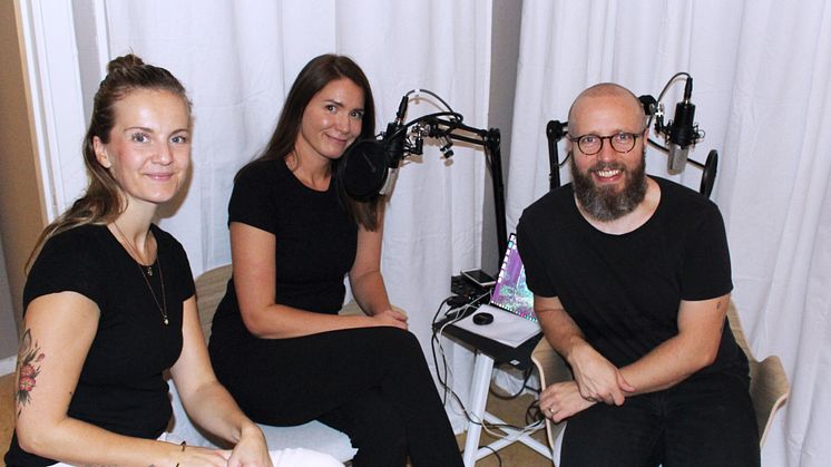 I det senaste poddavsnittet av Idéburen välfärd lyfts barns rättigheter. Christine Dahl Elfver, enhetschef Skyddsvärnets Familjehemsvård, Rebecca Hagman, kommunikationsansvarig, Skyddsvärnet, Olle Pallin Cox, regionombud på Bris. Foto: Skyddsvärnet