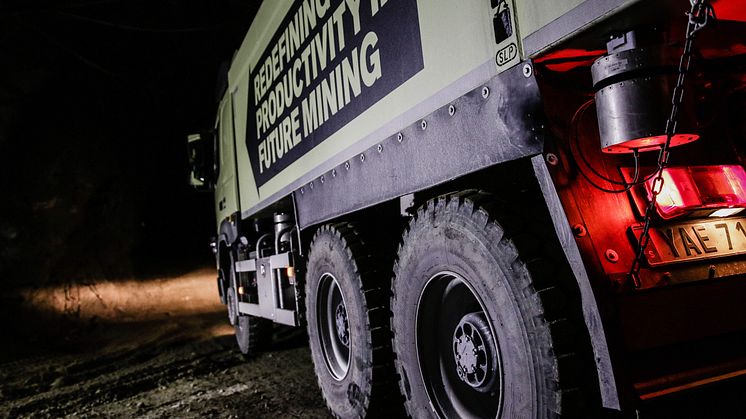 Det blir alltmer av förarlösa och självkörande fordon nere i gruvor, både för transport av malm och gråberg. Bilden visar test av en förarlös Volvo. Foto: Tomas Westermark