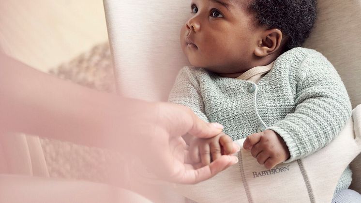 006187-bouncer-bliss_light-beige-3d-jersey-lifestyle-babybjorn-06-medium