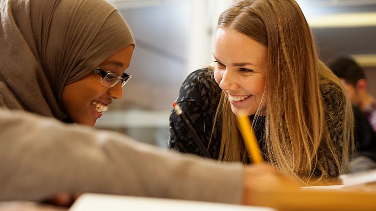 SKB fortsätter samarbetat med Läxhjälpen för att ge högstadieelever på Husbygårdsskolan stöd i att nå gymnasiebehörighet. Foto: Läxhjälpen/Carl Hjelte