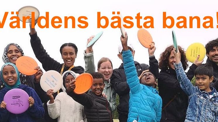 Unga Station Järva från Blå Huset i Tensta på besök i Järva DiscGolfPark 2019. Discgolf är en av världens snabbast växande sporter, och Järva har röstats fram som den främsta av tiotusen banor.