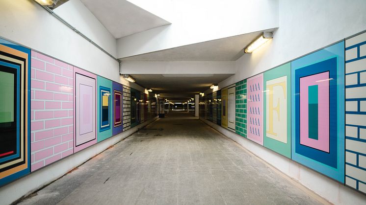 Purple Path_Flöha_Die Unterführung zu den Gleisen ist mit 38 farbigen Tafeln geschmückt_Fotograf ErnestoUhlmann_ret.jpg