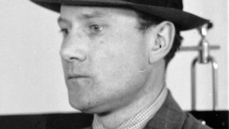 Alfred Rickman efter arresteringen. 
