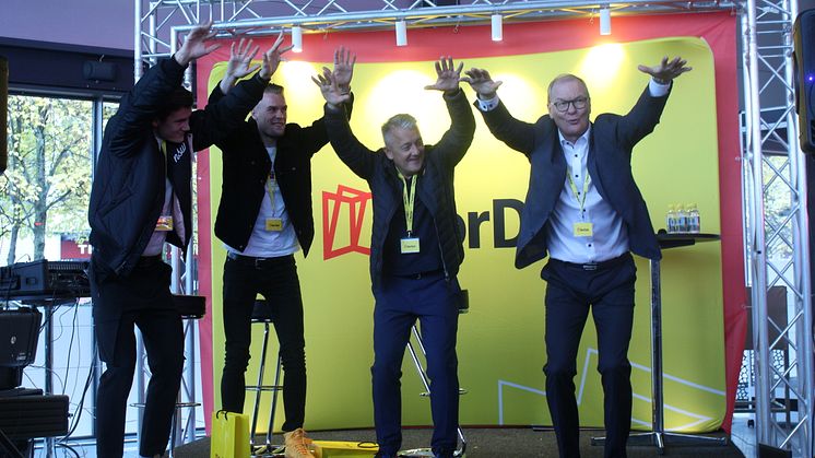 Foto: Endre Simonsen. Team Ingebrigsten (f.v) med Filip, Henrik og Gjert Ingebrigsten, og konsernsjef i NorDan, Johannes Rasmussen 