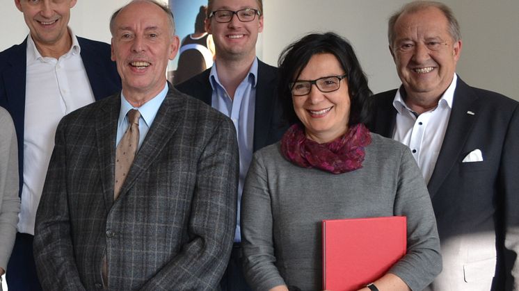 (v.li.): Dr. Nikolaus A. Rauch, Prof. Dr. Michael Nagy, Dennis Nickolai, Prof. Dr. Perizat Daglioglu, Helmut Seßler. Foto: Franz Motzko.