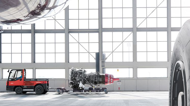 Linde Material Handling lanserar bränslecellsdriven version av dragtrucken P250