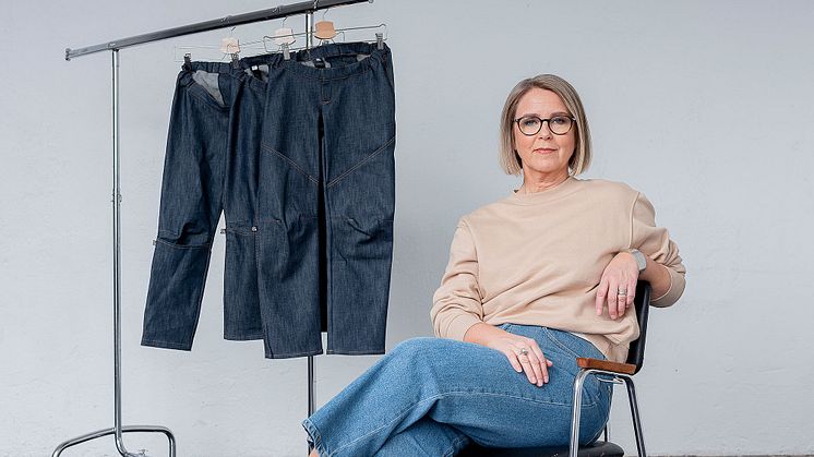 Karin Björk, som arbetar med textil för rullstolsburna, hittade en lucka på marknaden eftersom de flesta kläder är designade för att passa när man står. Foto: Andreas Nilsson