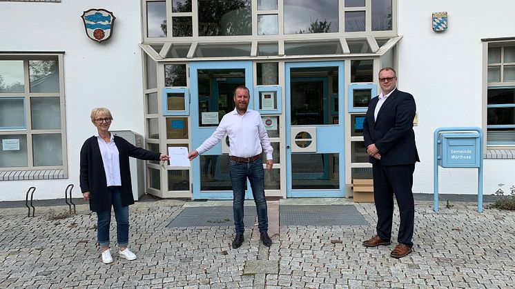 Übergabe des unterzeichneten Vertrags für Glasfaseranschlüsse für die Gemeinde Wörthsee. v.l. Bürgermeisterin Christel Muggenthal, Thomas Straßer (Projektleiter Deutsche Glasfaser) und Frank Niemeier (Leiter Kommunalvertrieb Deutsche Glasfaser).