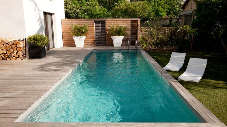 Swimmingpool im Garten von Desjoyaux