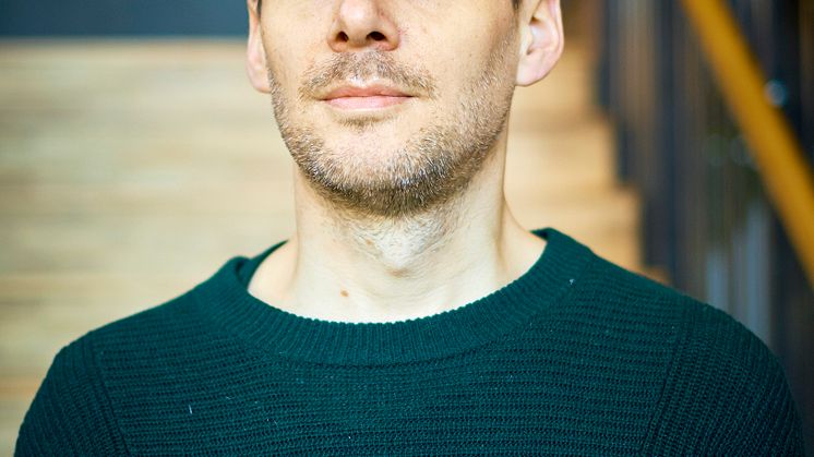 Chris Clark skriver nytt till Above & Below