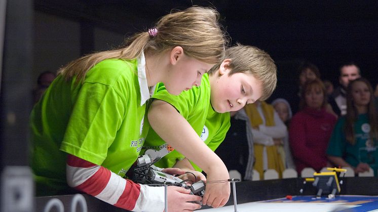 Två ungdomar på First Lego League-tävling. Foto: FIRST Scandinavia