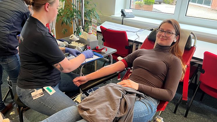 Alyssa Karczewski, Mitglied des Projektteams hagebauFit, beim Blutspenden