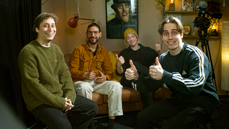  Emil Beer, Joel Adolphson, och Victor Beer i IJustWantToBeCool tillsammans med regissören Alain Darborg 	