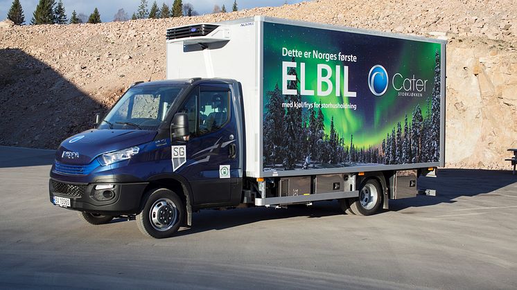 Utseendemessig skiller Iveco Daily Electric seg lite fra en dieseldrevet Daily, men med dekoren på Nor Ka-skapet trenger man ikke være i tvil.