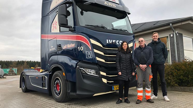 L.M. Transport i Ans har fået leveret Danmarks første IVECO S-Way. Fra venstre ses Maria Møller, indehaver af L.M. Transport, Jens Christian, chauffør hos L.M. Transport, samt Jonas Kirkegaard, transportkonsulent (tunge lastbiler) hos Bache A/S