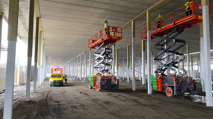BILDE 3: HØYT UNDER TAKET: Batterifabrikk 1 blir et bygg på ca 30.000 m2  med 20 meter under taket, og store lifter må brukes under byggeprosessen. Foto: Ramirent