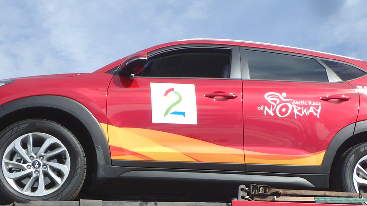 Dekorert Hyundai Tucson på trailer