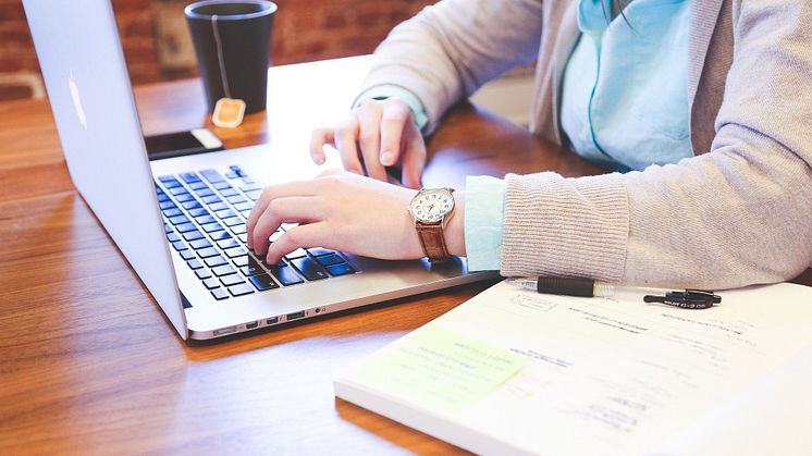 Parallellt med sina jobb studerar nu ett 20-tal handläggare från fem kommuner i Fyrbodal en online-kurs inom socialrätt för barn och unga. 