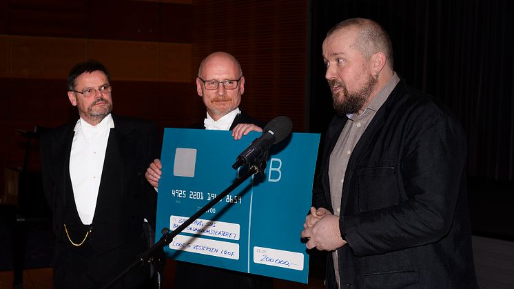 Barne-og ungdomsteatersjef Bjørn Ravn Carlsen mottar gaven fra Odd Fellow