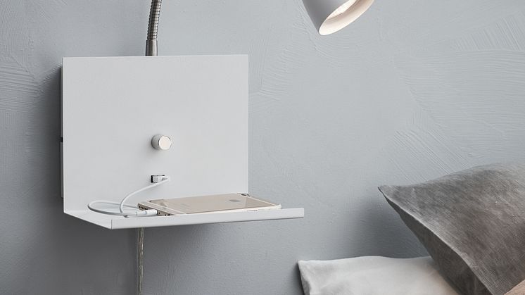 Vägglampa med hylla och USB-uttag
