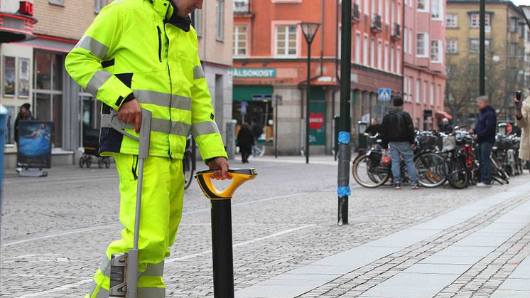 En av Geomatikks fälttekniker markerar var ledningar ligger inför ett markarbete.