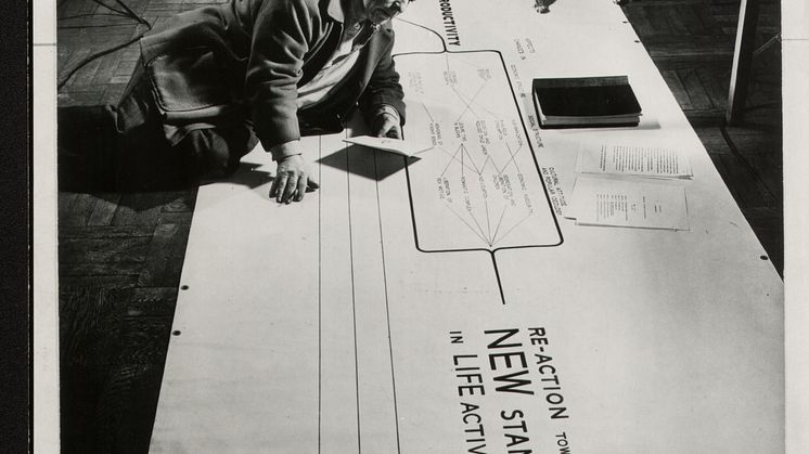 Frederick Kiesler med hans katt Sing-Sing på Metabolism Chart, New York 1947 (Photograph: Ben Schnall) © 2014 Austrian Frederick and Lillian Kiesler Private Foundation, Vienna