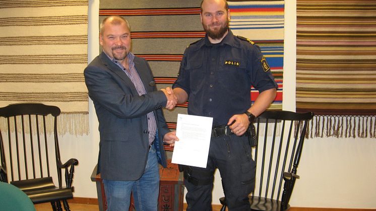 Leif Lahti, direktör för Utbildning Nord (vänster i bild)  och Mikael Rova, polisinspektör i Östra Norrbotten tar varandra i hand efter att skrivit under en samarbetsöverenskommelse