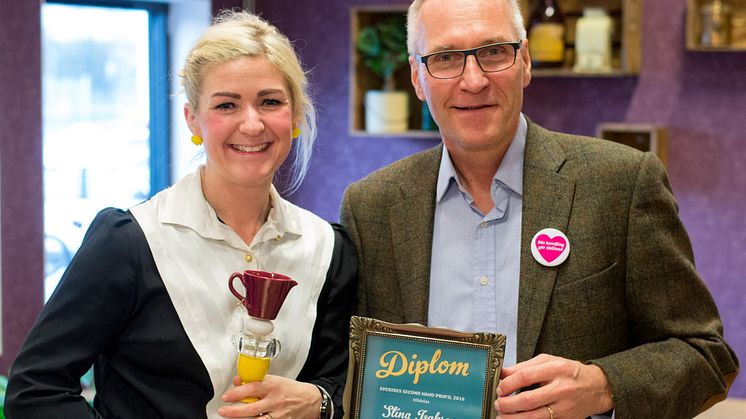 Så här såg det ut när Stina Isakson fick ta emot utmärkelsen Sveriges Second Hand Profil 2016 av Tomas Bjöersdorff vid en Retrokväll i Jönköping. Foto: Matilda Sköld