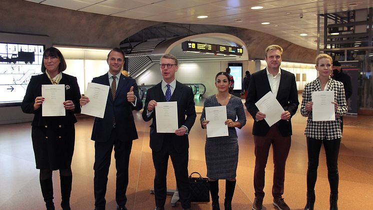 Nöjda kommunalråd från Vallentuna, Täby och Österåker samt representanter för Region Stockholm och Stockholm stad.