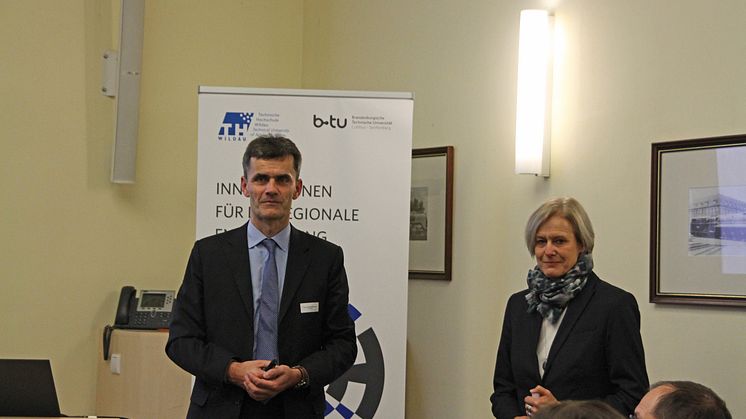 Prof. Dr. Katrin Salchert, BTU-Vizepräsidentin für Wissens- und Technologietransfer und Struktur, und Prof. Dr. Ralf Vandenhouten, TH-Vizepräsident für Forschung und Unternehmenskontakte, stellten das Projekt vor.