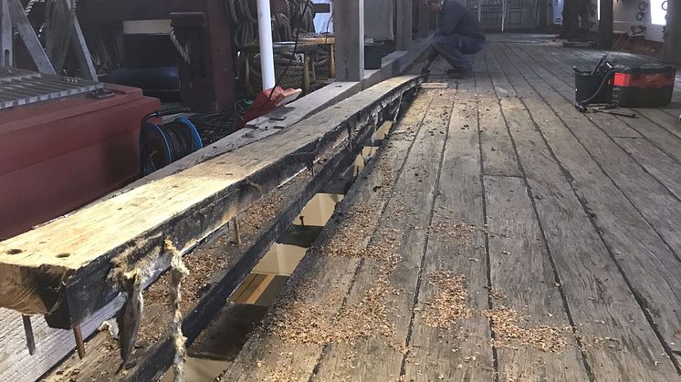 De gamle dæksplanker blev lagt på fregatten Jylland i slutningen af 80’erne og starten af 90’erne, da skibet blev restaureret, men træet kan dateres tilbage til starten af 1800-tallet. Plankerne er nu så slidte, at det er tid til at udskifte dem.