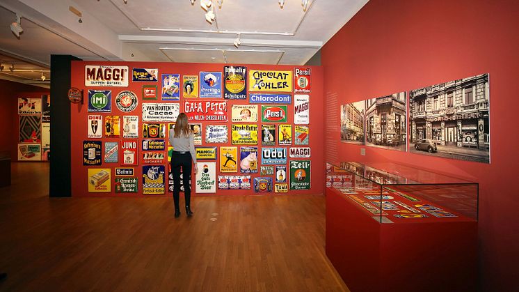 Blick in die Ausstellung "Reklame! Verführung in Blech" im GRASSI Museum für Angewandte Kunst - Foto Andreas Schmidt