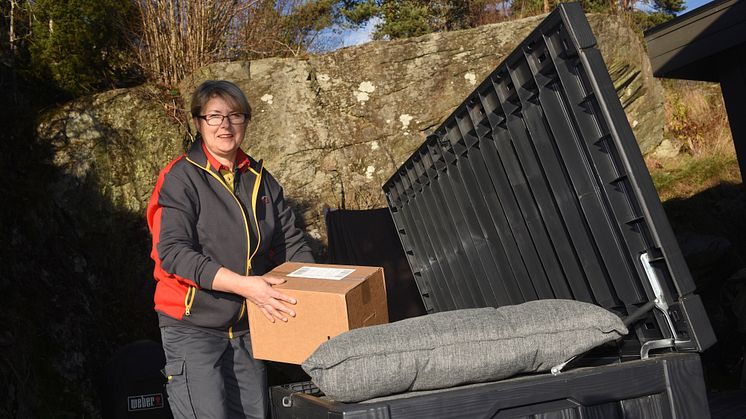Postbud Bente Bråthe prøver gjem-levering. FOTO: Birger Morken / Posten
