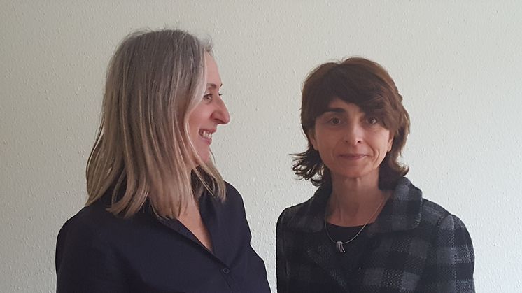 Die Karlsruher Osteopathin Barbara Weishäupl (l.) und ihre Patientin Gerlinde Horcher (r.). Foto: privat