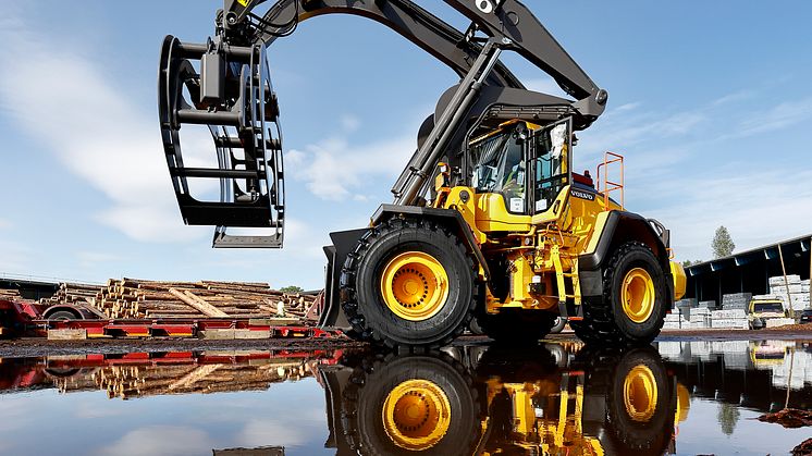 Volvo L200H Höglyft hos Moelvens sågverk i Årjäng