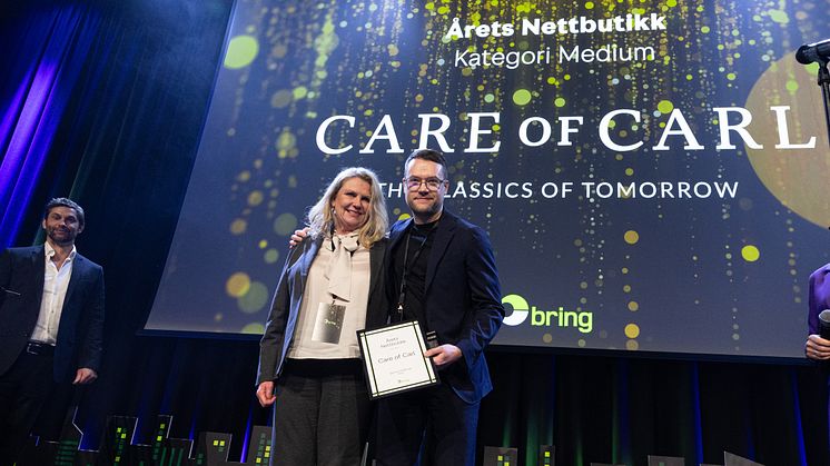 VINNARE X2: Den svenska nätbutiken Care of Carl är återigen kårade till årets nätbutik i Norge. Här med COO Henrik Nygren och Kari Hammarlund, kundrådgivare i Norge. Foto: Bring 