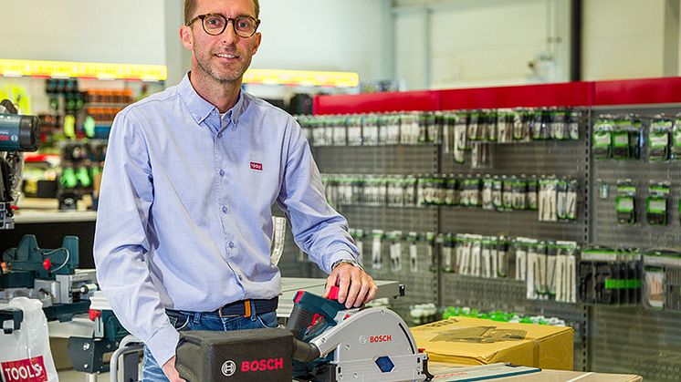 Morten Nilsen viser Bosch sin batteridrevne dykksag