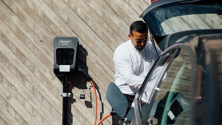 Nu bygger vi 500 nya laddplatser på parkeringsytor runt om i staden.