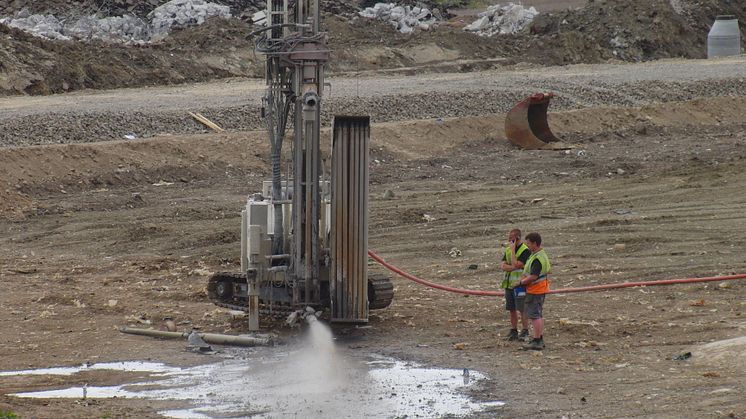 Genom att borra ner rör för att värma berggrunden med 100-gradigt vatten hoppas Öresundskraft kunna lagra överskottsvärme från Filbornaverket. Foto: Öresundskraft (från tidigare tillfälle).