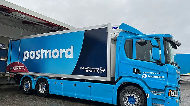 Tempcons dotterbolag Tommy Nordbergh Åkeris nya elbil som i samarbete med PostNord ska sköta distribution åt Apotek Hjärtat i Stockholm.