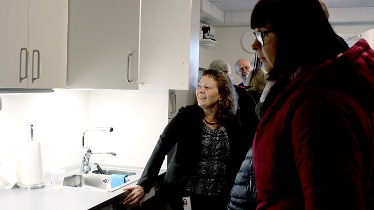 Catharina Gillsjö visar det tillgänglighetsanpassade köket.
