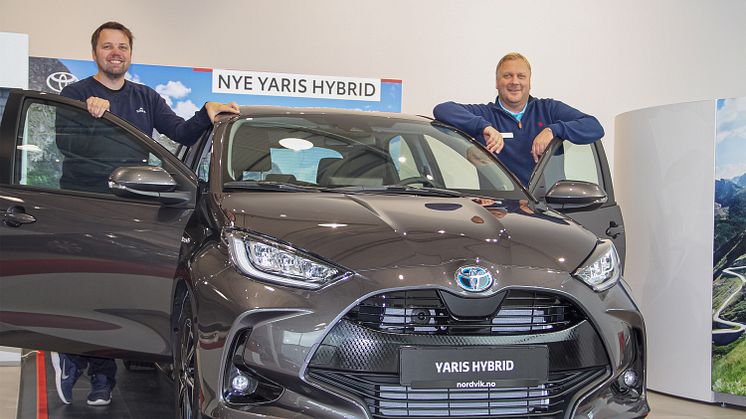 Det er alle våre Yaris-kunder vi skal takke for at modellen har blitt en så stor suksess her hjemme, sier bilselger Karl-Einar Rengård t.v. og salgssjef Tom Fossen t.h. ved Nordvik Toyota Bodø.  Foto: Nordvik AS.