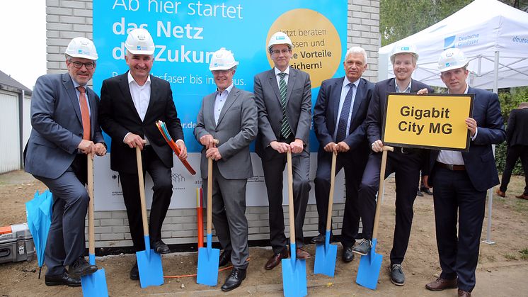 FTTH für Mönchengladbach (v.l.n.r.): Dr. Ulrich Schückhaus (WFMG), NRW-Digitalminister Pinkwart, Oberbürgermeister Reiners, Dr. Zimmermann (Deutsche Glasfaser), Dr. Tietmeyer (atene KOM), Breitbandkoordinator Benjamin Schmidt und Jochen Klenner (MdL)